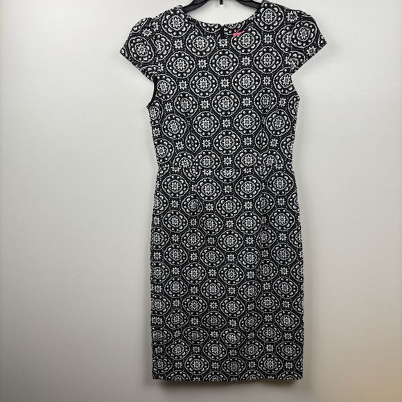 Betsey Johnson Black Gray Medallion Cap Sleeve Knit Sheath Dress Size 8 Stretch - Picture 2 of 10